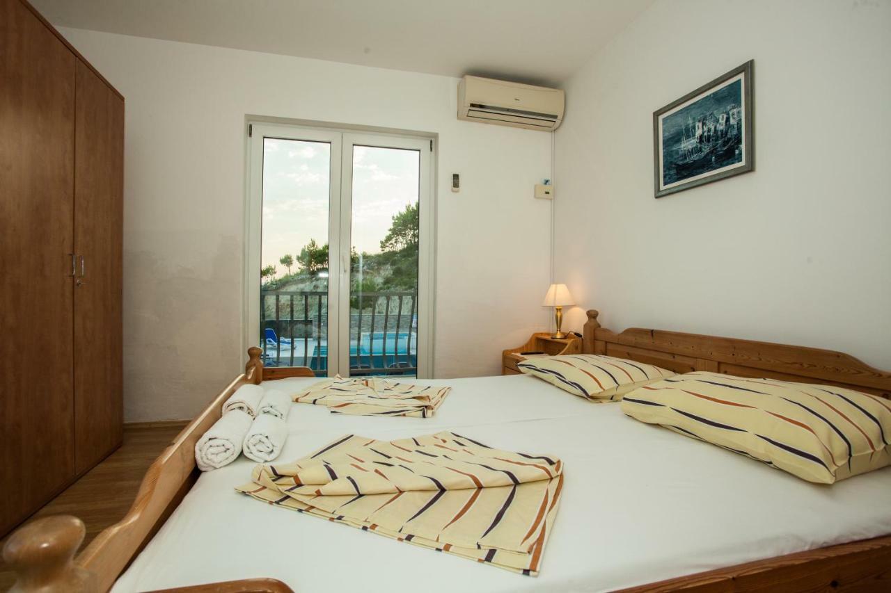 Apartments Pusic Omis Exterior photo