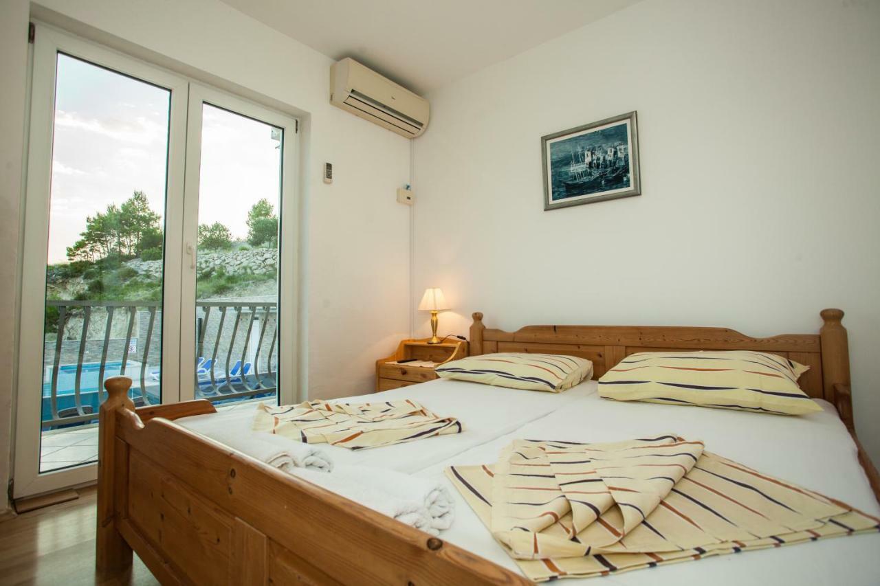 Apartments Pusic Omis Exterior photo