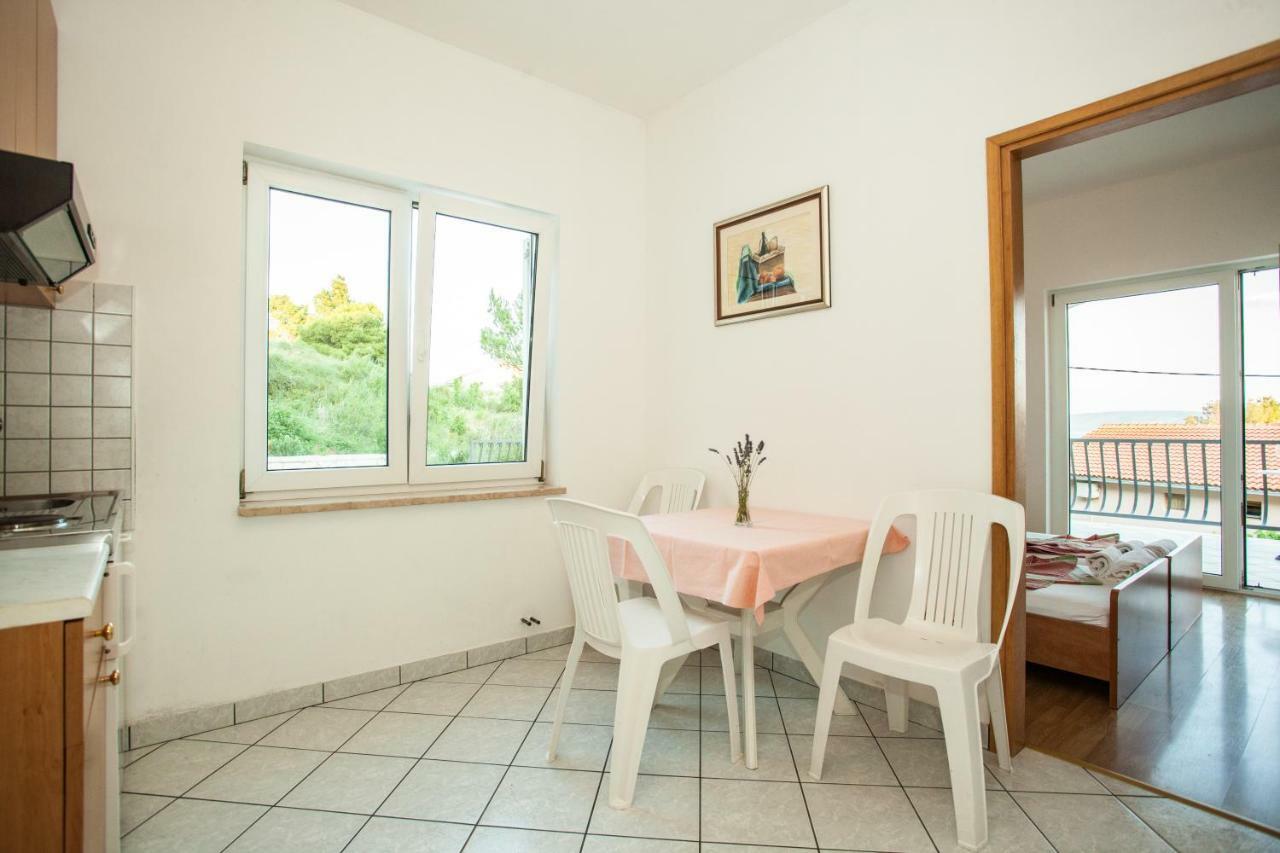 Apartments Pusic Omis Exterior photo