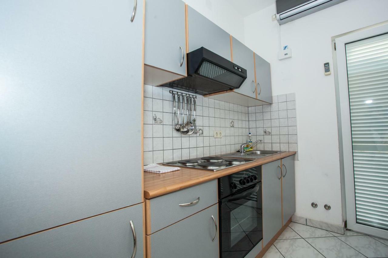 Apartments Pusic Omis Exterior photo