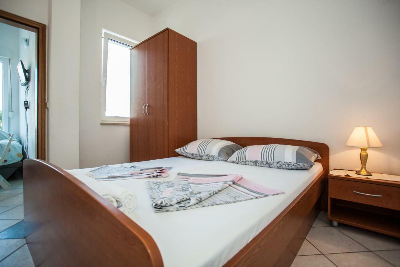 Apartments Pusic Omis Exterior photo