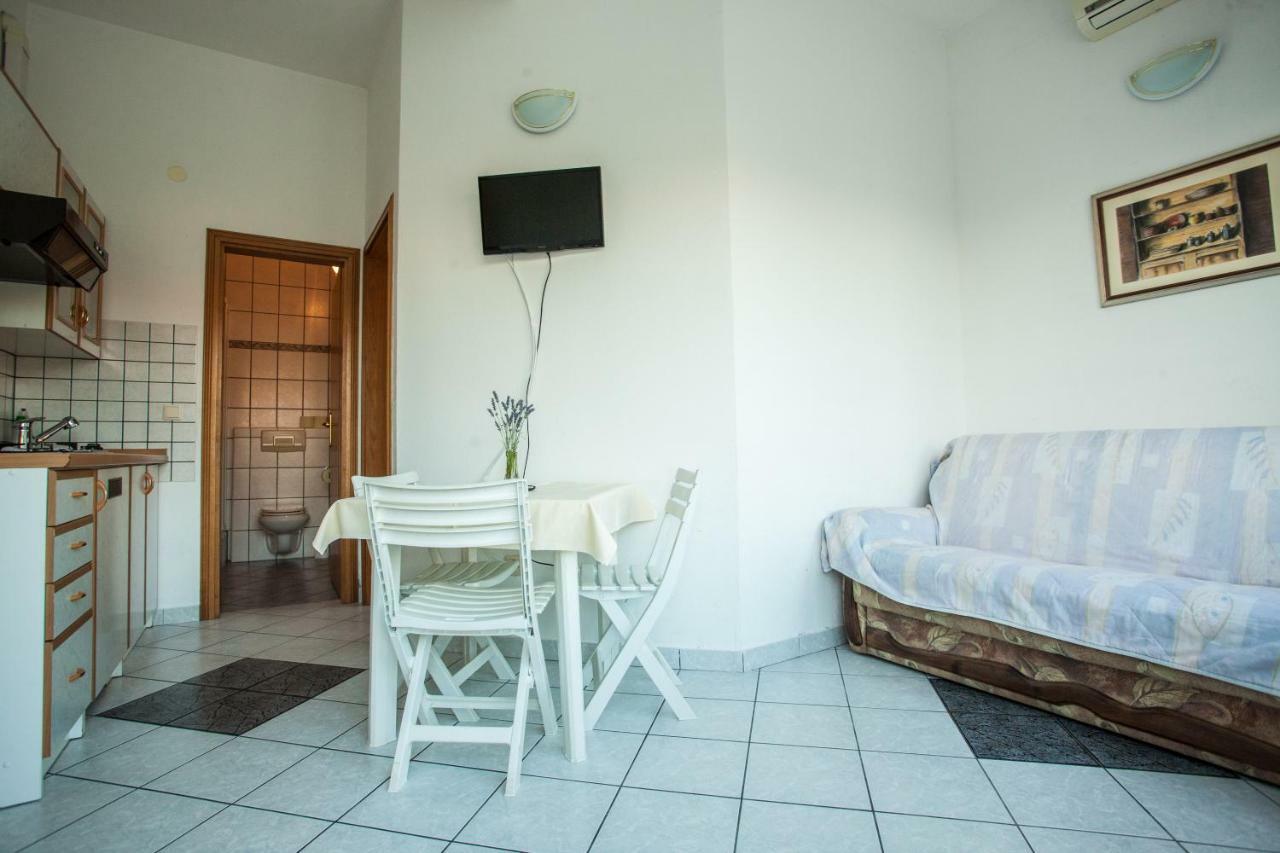 Apartments Pusic Omis Exterior photo