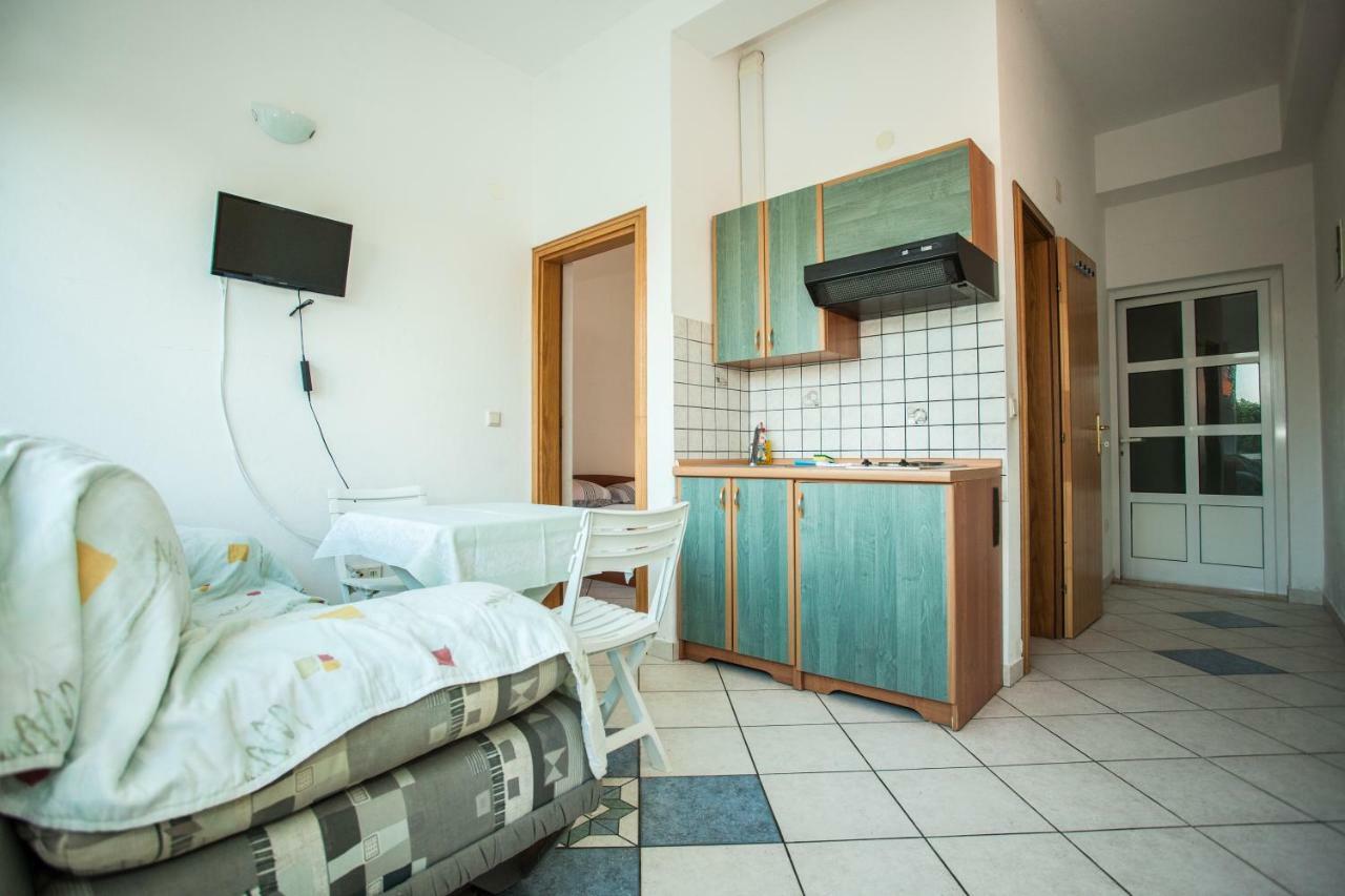 Apartments Pusic Omis Exterior photo