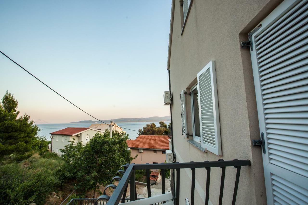 Apartments Pusic Omis Exterior photo